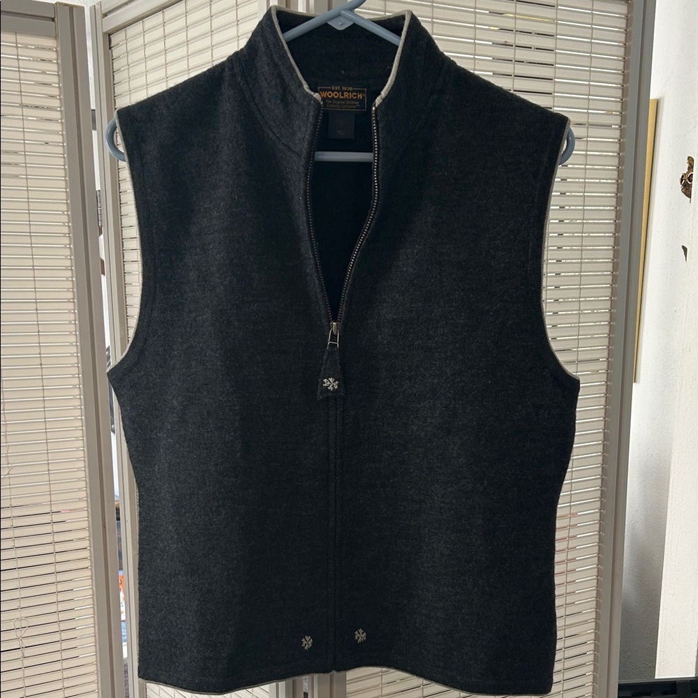 Woolrich Woman’s Charcoal Gray Vest with snowflake accent